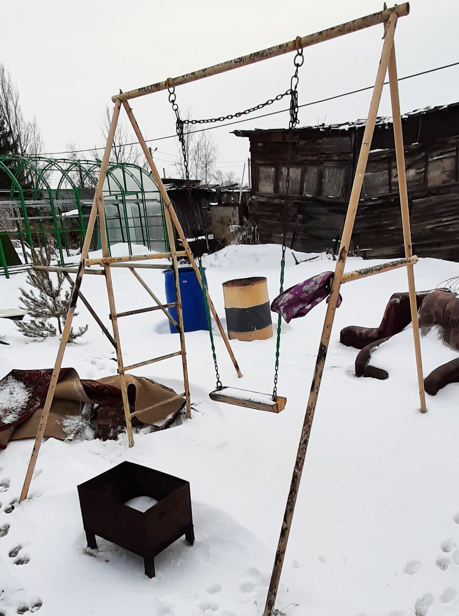 Качели немного облезли после зимы.