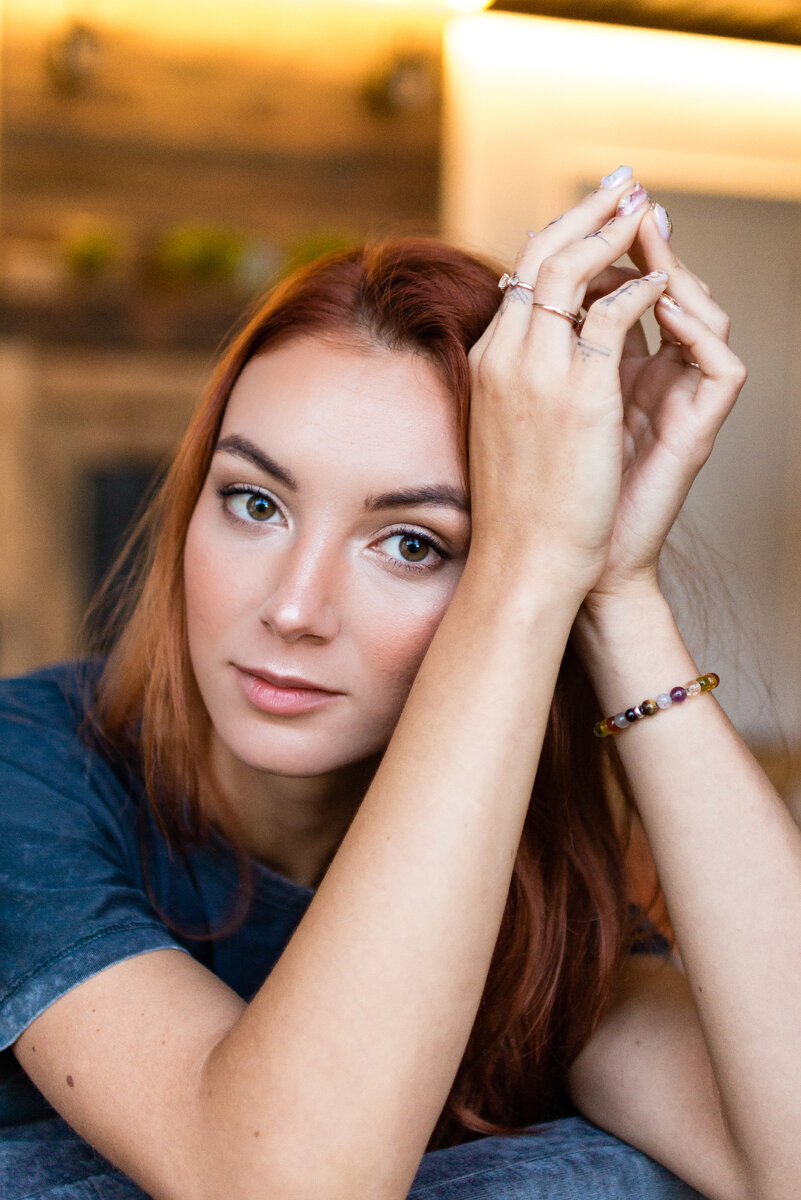 Меня зовут Анна. Я автор этого канала, ведущая курса "Открой источник" уже 3 года, консультирующий практик Таро. Совсем не добрая фея, но и ценности я проповедую не фейские. 
