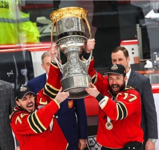 "Хороший сезон. Я думаю, что у нас на самом деле сложилась не то что семья, просто очень близкая, супер близкая, семья. Не зря мы собирались после каждого раунда с женами, с детьми.Это нас толкало вперед.. Мало тех, кто в нас верил и поддерживал. Братцы, я думаю, что мы все согласимся, что этот человек (Боб Хартли) нас всех замучил. Но , я думаю что он заслужил поставить жирную точку . На самом деле 3 года вас, меня пол года, Слава Богу, делает хоккеистов, помогает молодым! Своим сердцем хотел, чтобы мы выиграли!"-рассказывает в раздевалке капитан команды Илья Ковальчук. Он в КХЛ сыграл 367 матчей, забросил 161 шайбу, сделал 209 передач, показатель полезности "+70".