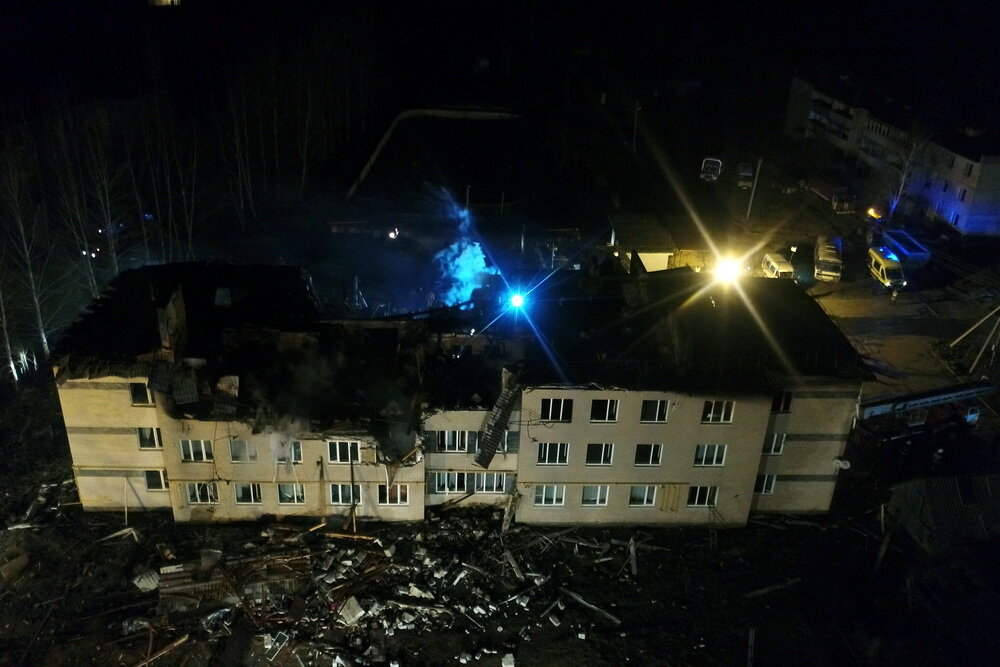 Пожарные ликвидируют возгорания после взрыва газа в жилом доме