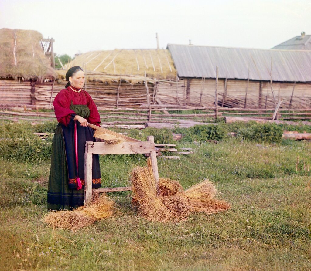 С. М. Прокудин-Горский. Крестьянка мнет лен. Пермской губ. (На снимке женщина в наряде уральских крестьянок. Предположительно, снято в Шадринском уезде.) Фото: сайт Прокудина-Горского
