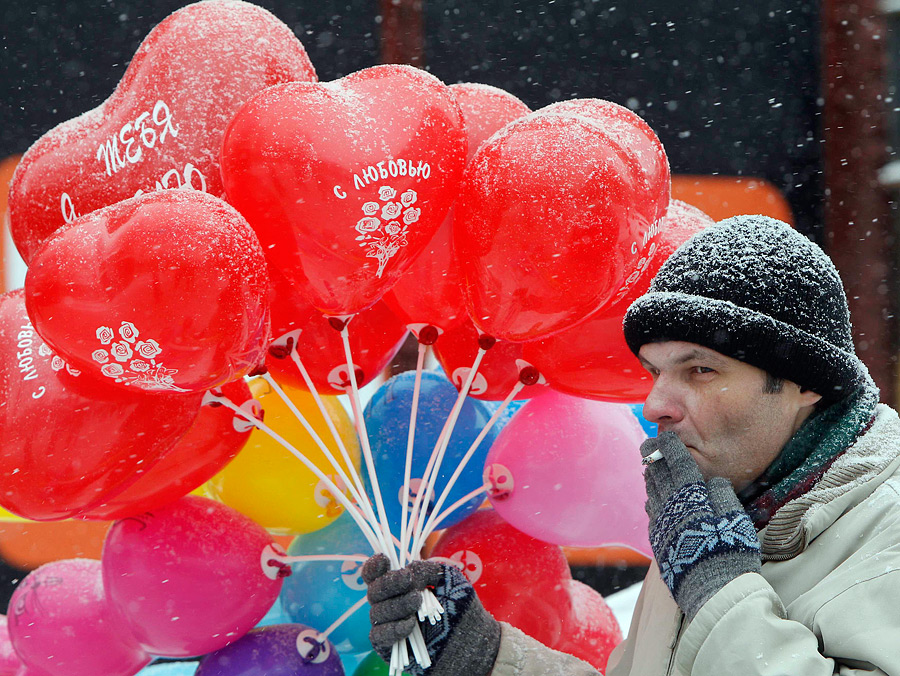 Празднование дня влюбленных. Празднование 14 февраля. День Святого Валентина в России. День Святого Валентина празднование в России.