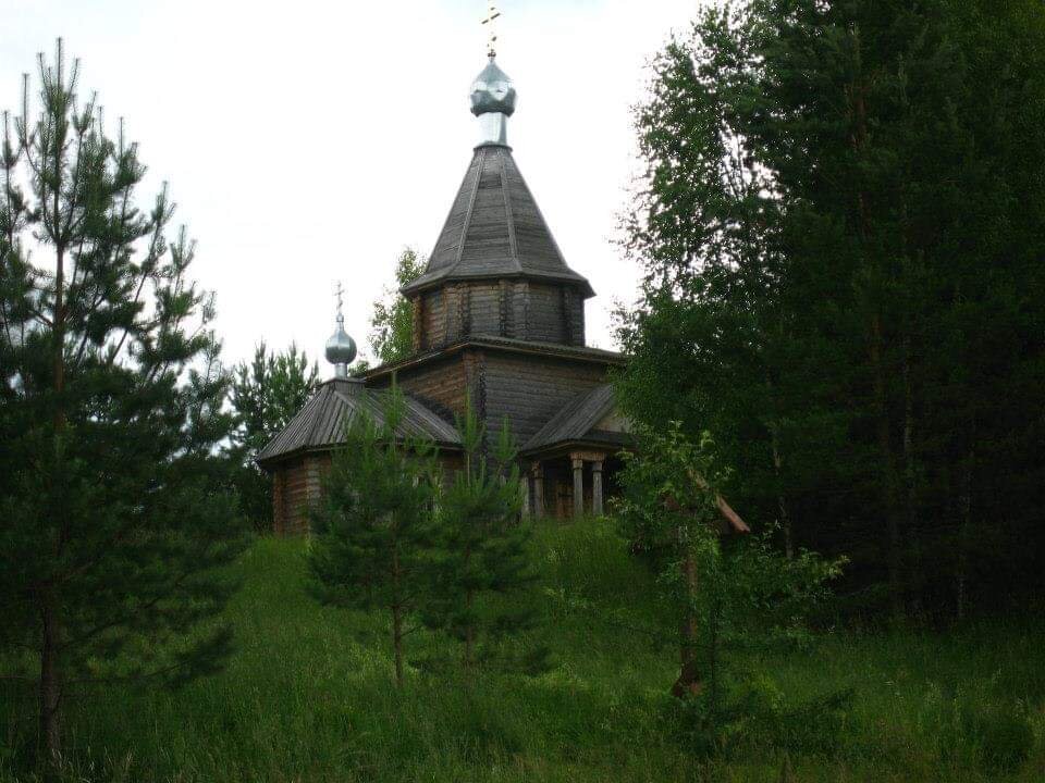 Церковь Казанской Божьей матери и стопочки Богородицы.