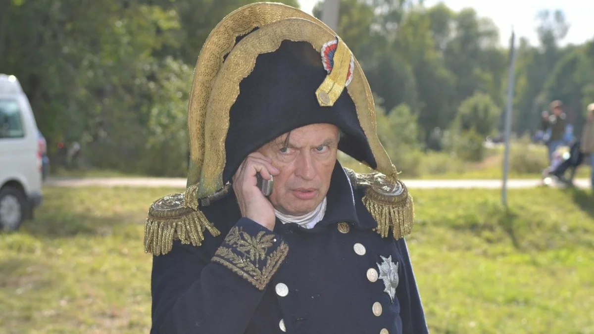 -Алло, Жозефина! Ну всё, Луизиану продал, сегодня с парнями обмываем. Так что к ужину не жди. (в роли Наполеона - печально известный доцент Соколов, убивший аспирантку в 2019 году)