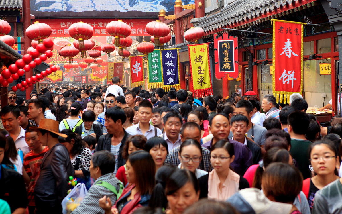 Согласно оценкам ООН, суммарное население Индии и Китая составляет более трети от общей популяции людей на планете. На 2020 год Китай насчитывал 1,4 миллиарда жителей, а Индия – 1,38 миллиарда.