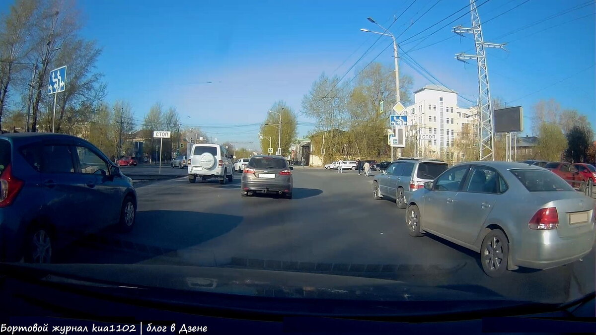 Работает только дополнительная секция светофора. Первый ряд ждёт... Автор фотографии kua1102