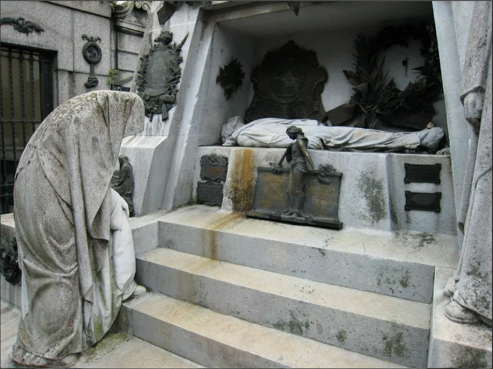 Каждый склеп кладбища Реколета рассказывает свою историю, полную загадок и тайн. 