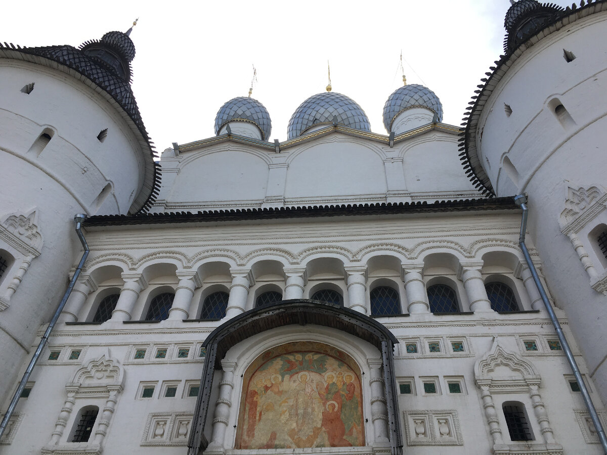 Вид с Соборной площади на Святые врата и храм Воскресения