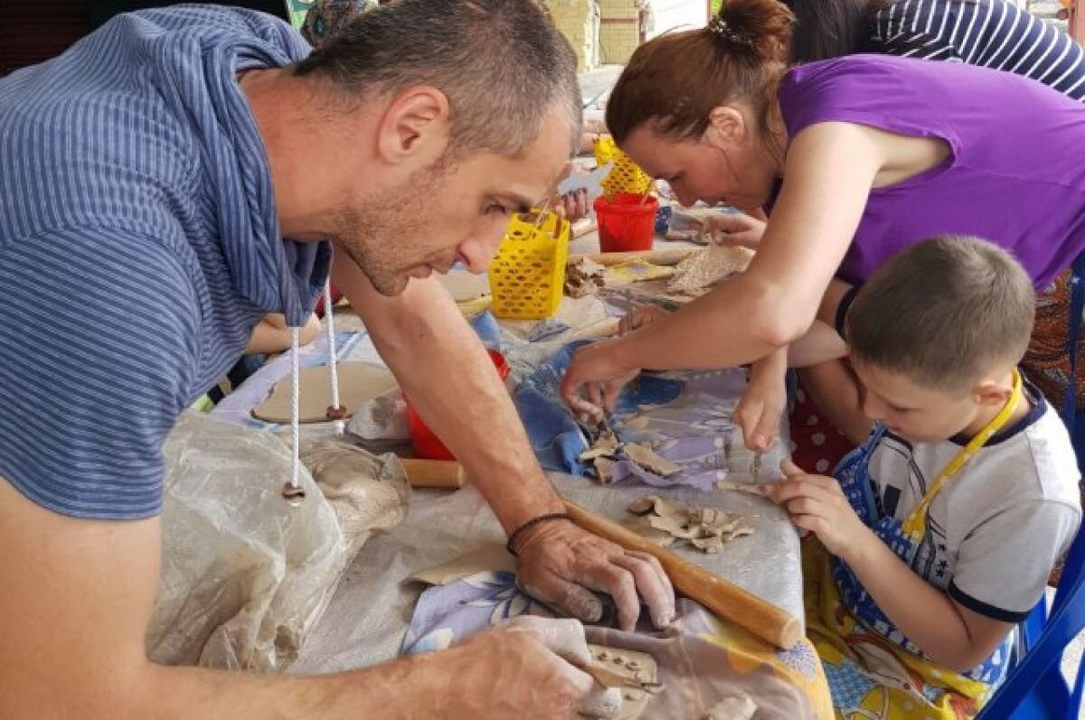    «Пусть рисует фиолетовое яблоко». Иконописец преподаёт ИЗО в школе Алагира