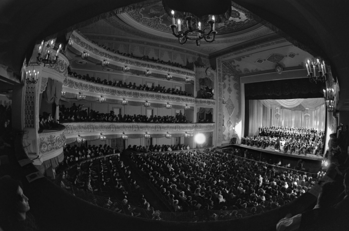 Оратория Георга Генделя «Мессия» в исполнении Хора Татарского театра и Хора из Сиэтла (США) на сцене Татарского театра оперы и балета имени Мусы Джалиля, Казань. 1992 год. Фотография: Михаил Медведев / ТАСС