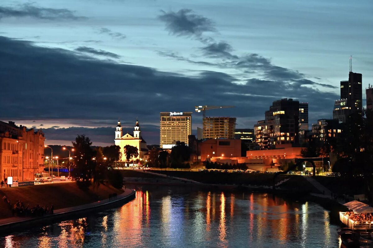 В центре Вильнюса, на набережной реки Нерис, состоялось представление "Дары фей", посвященное празднованию осеннего равноденствия.
