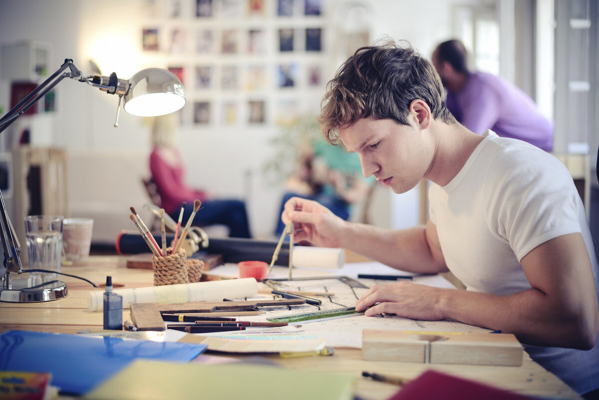 команда работает над проектом. креативное мышление. креативная команда за работой. образование как творческий процесс. школа бизнеса фон.