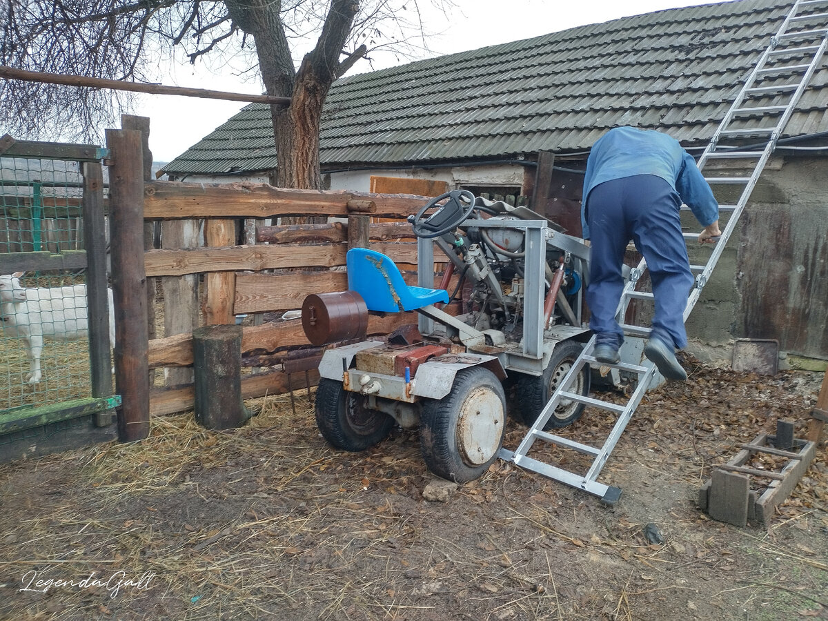 А лестницу упер в заднее колесо трактора. Покрепче моей ноги будет))