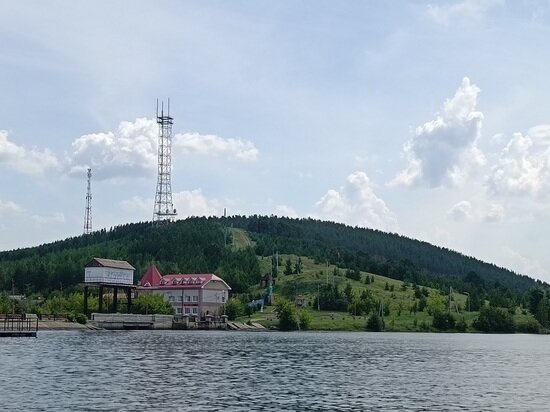     Сысертский пруд превратили в огромный каток. Фото: "МК-Урал".
