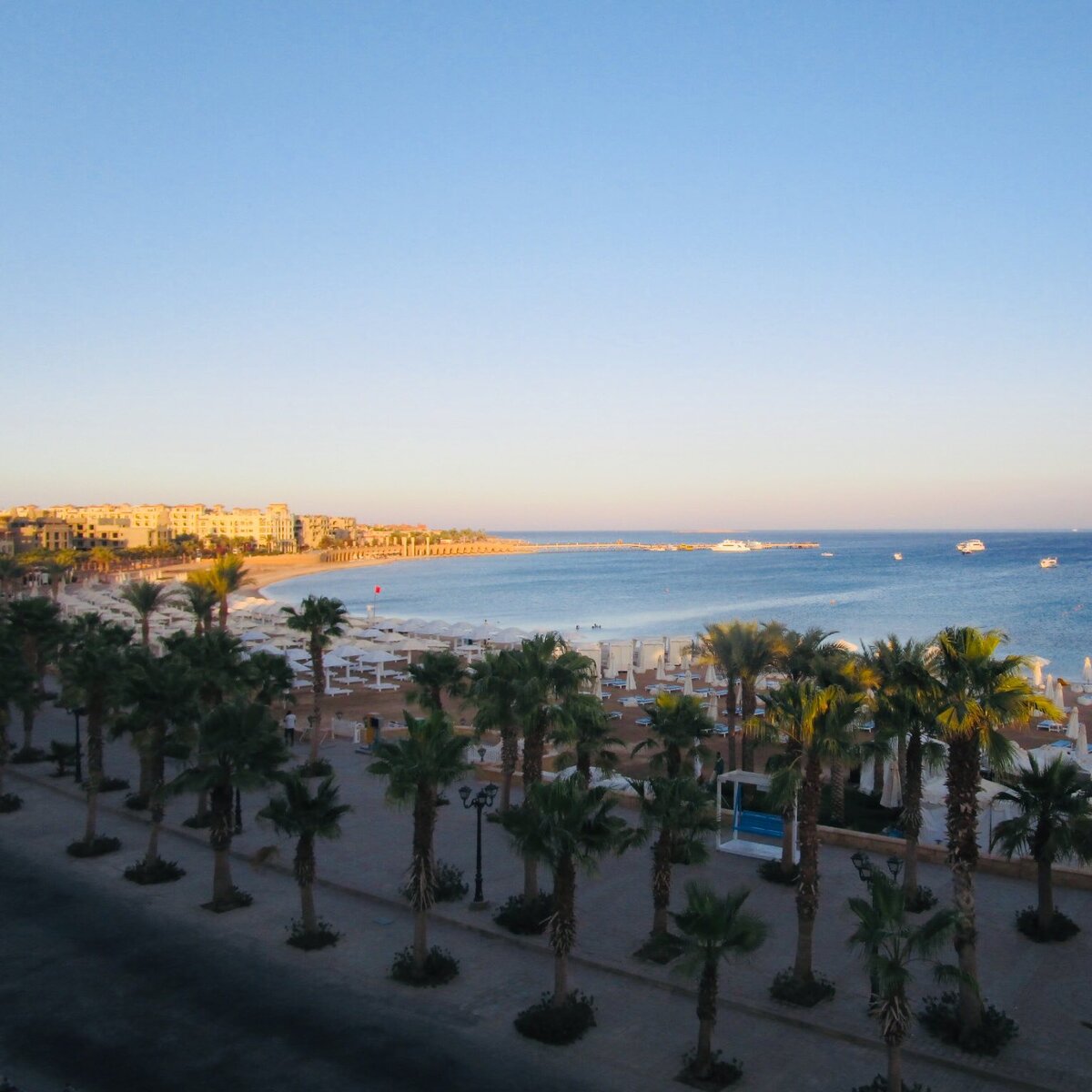 Пляж отеля и набережная. Моё фото для Дзен. 