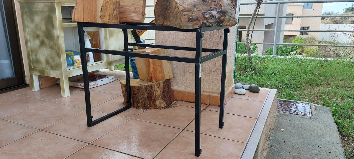 Выпрямил топором(он у меня вместо молотка) вторую ножку, положил сверху груз