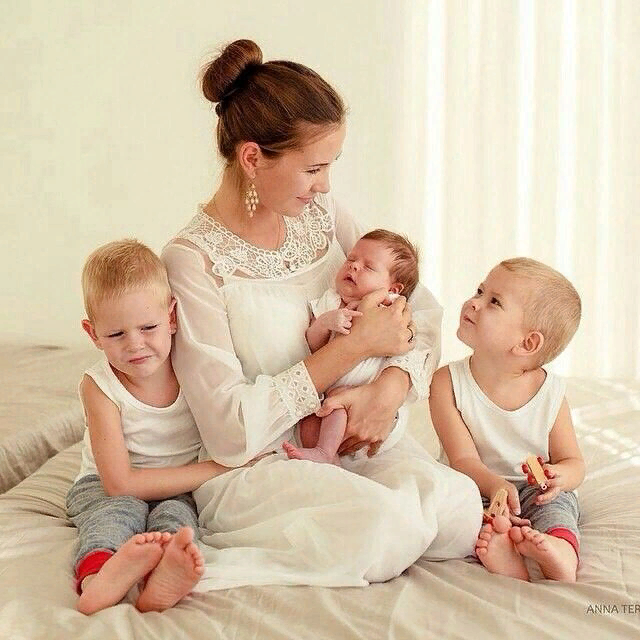 Фотосессия троих детей. Ребенок в семье. Три дочери и сын. Интересные семейные фотосессии. Семья с четырьмя детьми.