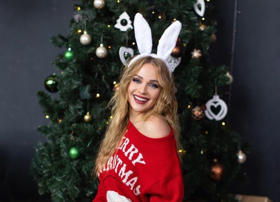     Алена Ланская сразила ярким новогодним образом. Фото: соцсети.