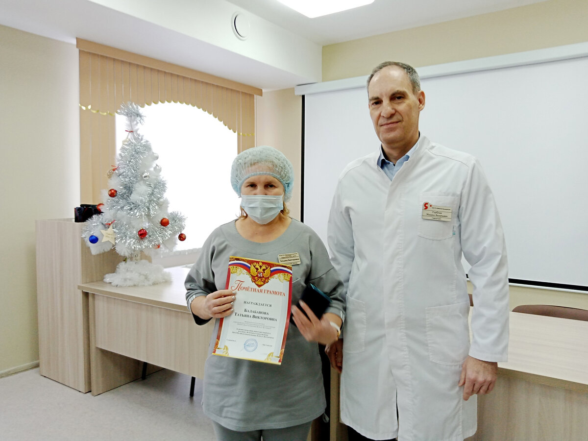 Под гром аплодисментов главный врач больницы Михаил Горбачев  вручил Почётные грамоты специалистам, которые больше других отличились в  уходящем году
