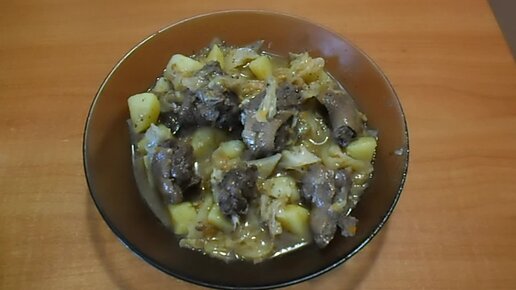 Рецепт: Домашняя утка, тушеная с капустой и картофелем - в собственном соку