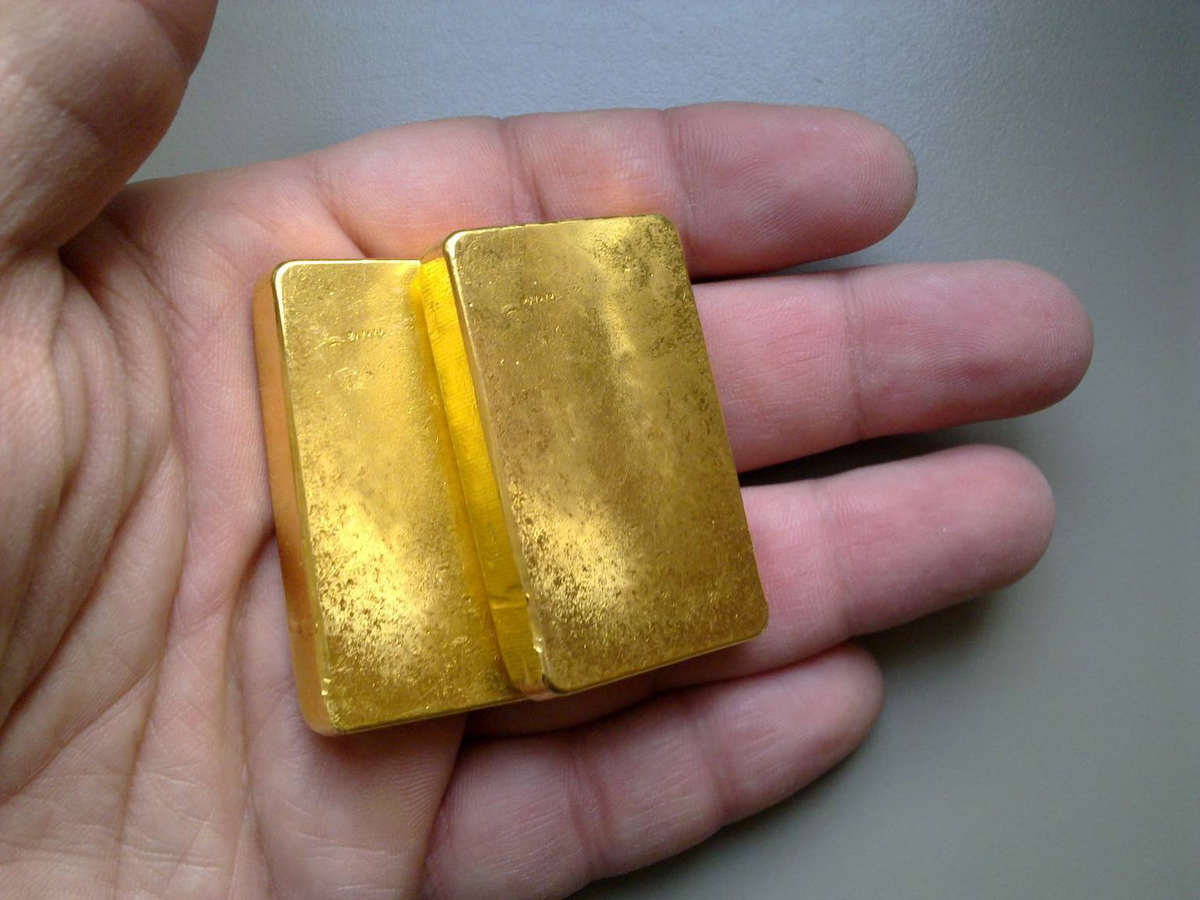 Два слитка золота