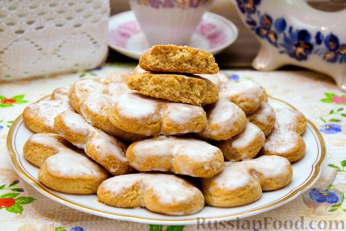 мёд, масло сливочное, яйца, сахар, мука, разрыхлитель, кардамон, корица молотая, гвоздика, орех мускатный, перец чёрный молотый, соль, пудра сахарная, сок лимона