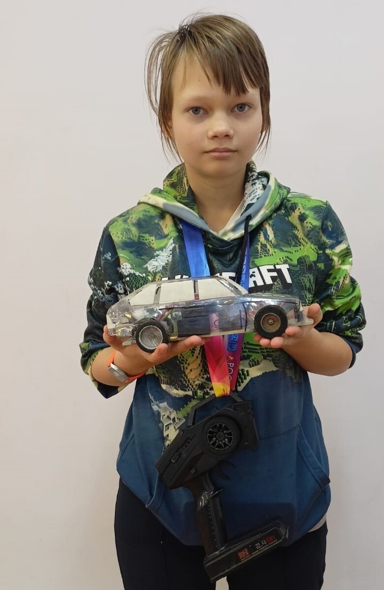     Увлеченная девочка с инструментом наперевес за два месяца собрала "Москвич". Фото: предоставлено педагогом