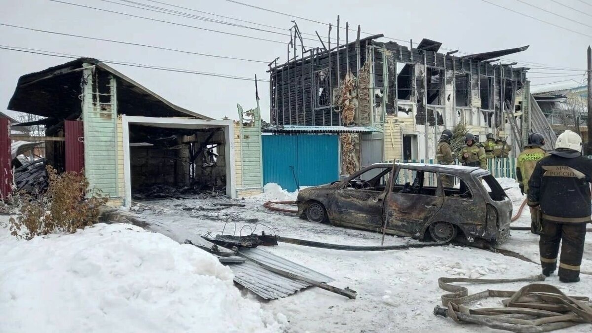     Утром 14 января огонь уничтожил в Можге двухэтажный частный жилой дом.