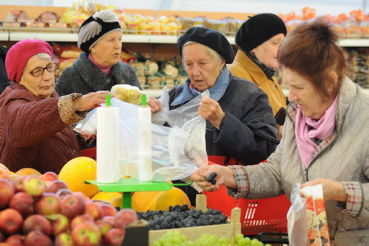 Продукты пенсионерам. Бабушка в магазине. Бабка в магазине. Бабка с продуктами. Пенсионеры в магазине.