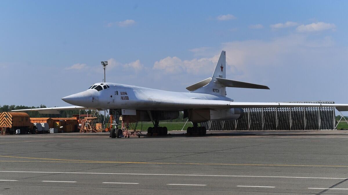    Бомбардировщик Ту-160 "Валерий Чкалов" на площадке осмотра авиационной техники на территории Казанского авиационного завода имени С. П. Горбунова - филиала ПАО "Туполев" © РИА Новости / Сергей Мамонтов