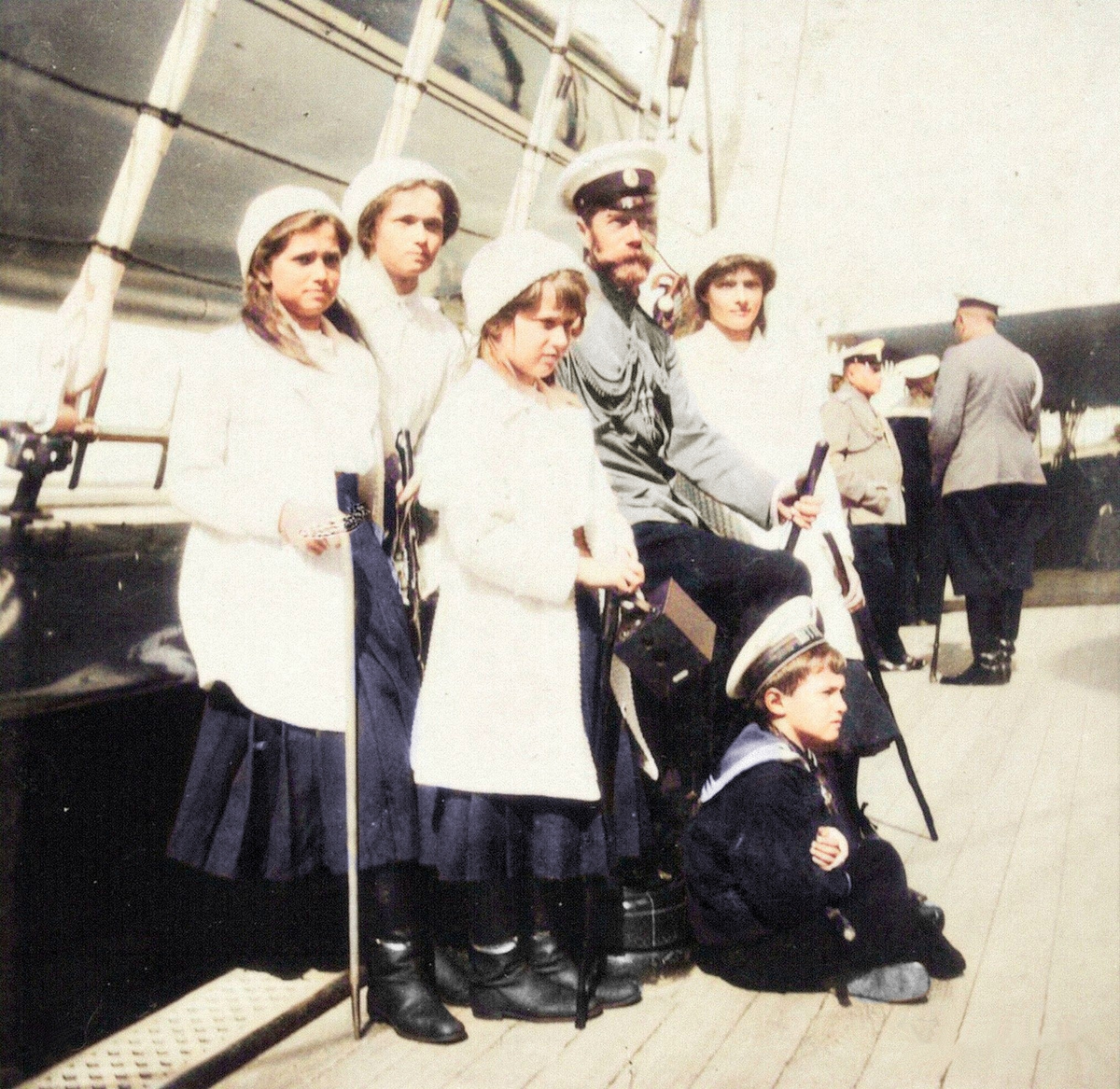 Великие княжны Мария, Ольга, Анастасия, Император Николай 2, Великая княжна Татьяна и Цесаревич Алексей