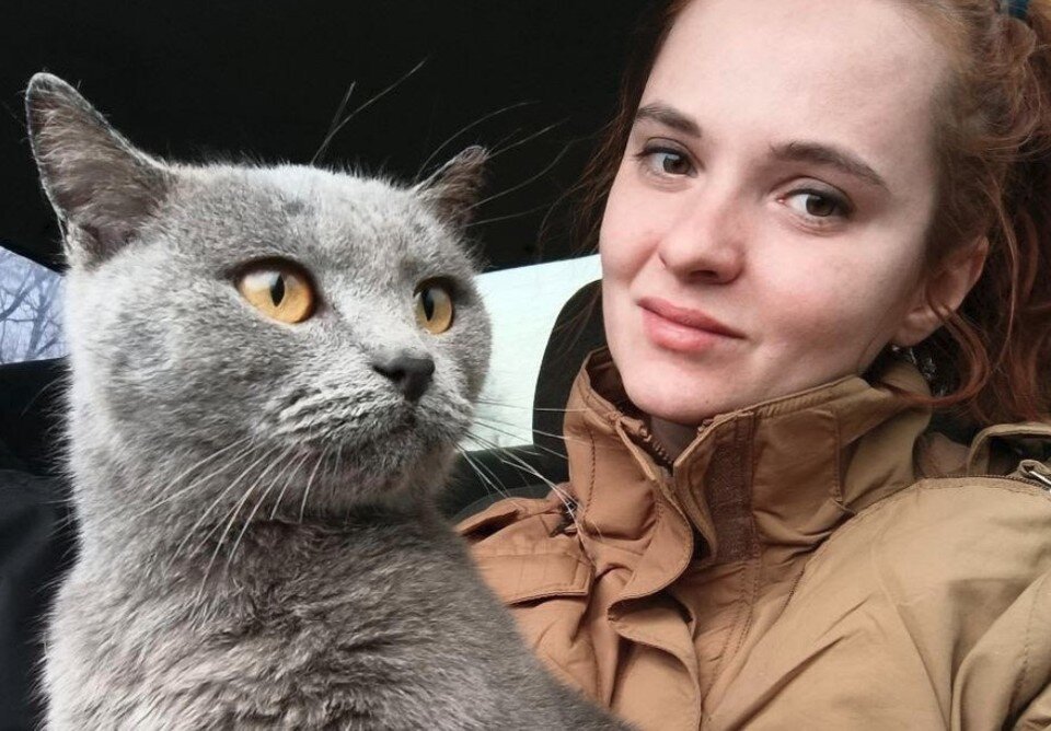     Анна Долгарева с кошкой Марфой.