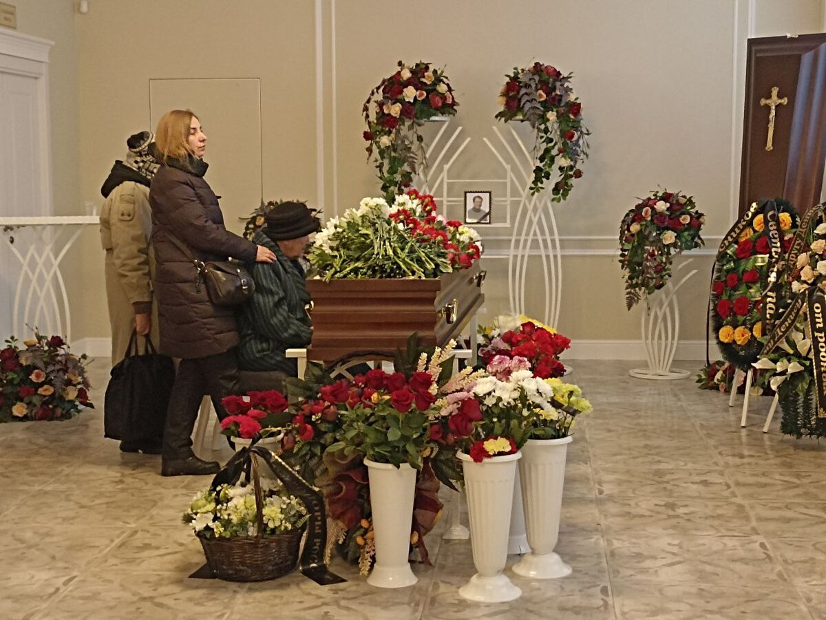 На прощание с Денисом Репкиным пришло около 100 новгородцев.  Фото: Матвей Николаев