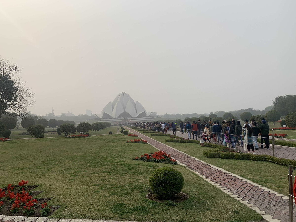 Издалека храм Лотоса похож на готовящуюся взлететь ракету или инопланетный корабль :) Из личного архива