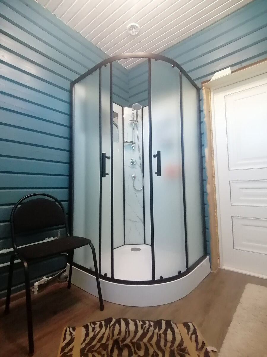 В санузле пока стоит одна кабина. Раковины, унитаза ещё нет