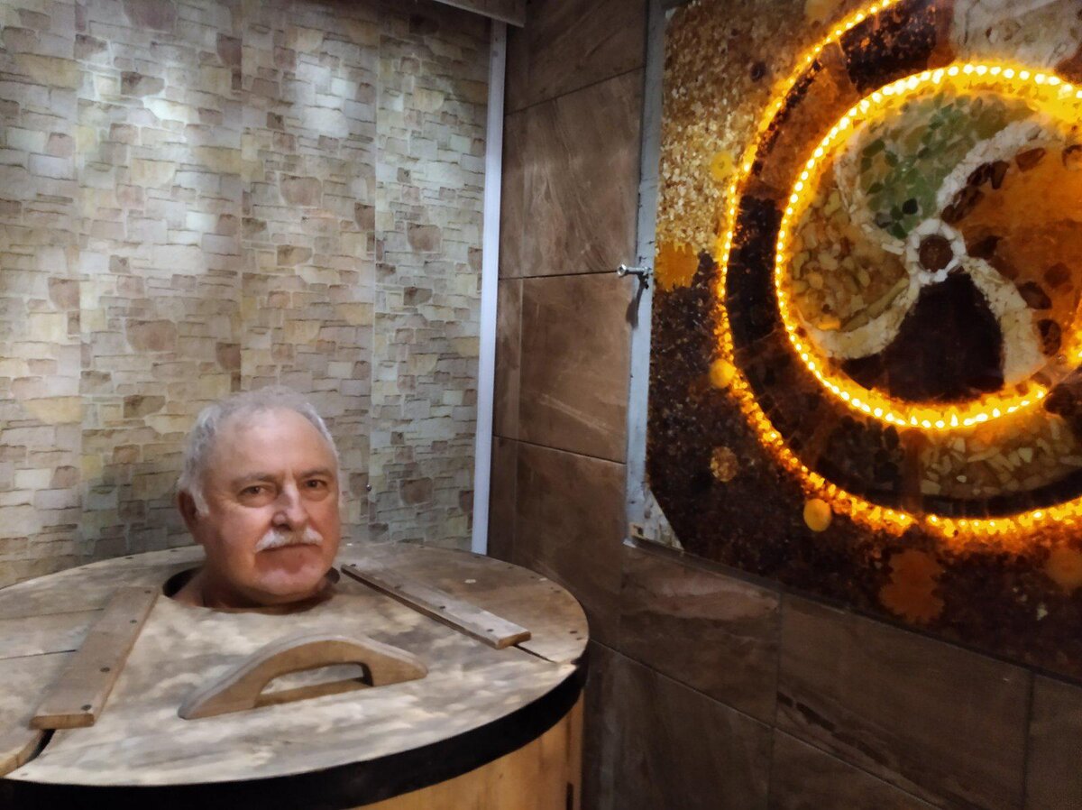 ». Это эффективная процедура для очищения и восстановления организма представляет собой уникальный метод воздействия на организм человека травяным паром из лекарственных растений побережья моря  и янтарных масел  в  бочке из сибирского кедра, внутри которой находится сидушка, а в крышках имеются специальные отверстия для головы. Во время 15 минутной процедуры посетитель обращен взором на уникальную янтарную панель «энерговорот», получая «световую энергию янтаря», возвращающую  в эпоху лоно райского периода зарождения   жизни на земле!	  