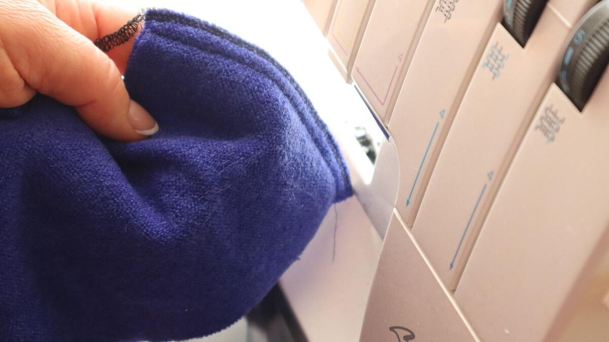 Сшила шапку, которая «сидит» на голове идеально, благодаря удачной ...