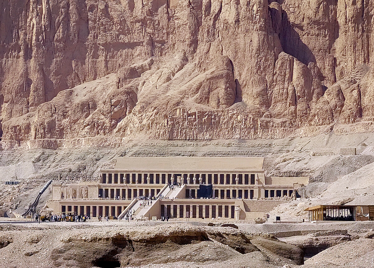 Заупокойный храм фараона XVIII династии Хатшепсут в Долине Цариц, XV век до н. э.