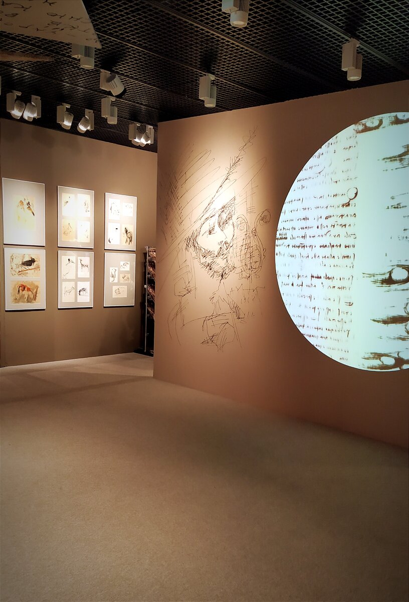 На первом этаже музея АЗ(2-я Тверская-Ямская ул., 20-22с2). Выставка "Мой учитель Леонардо".  