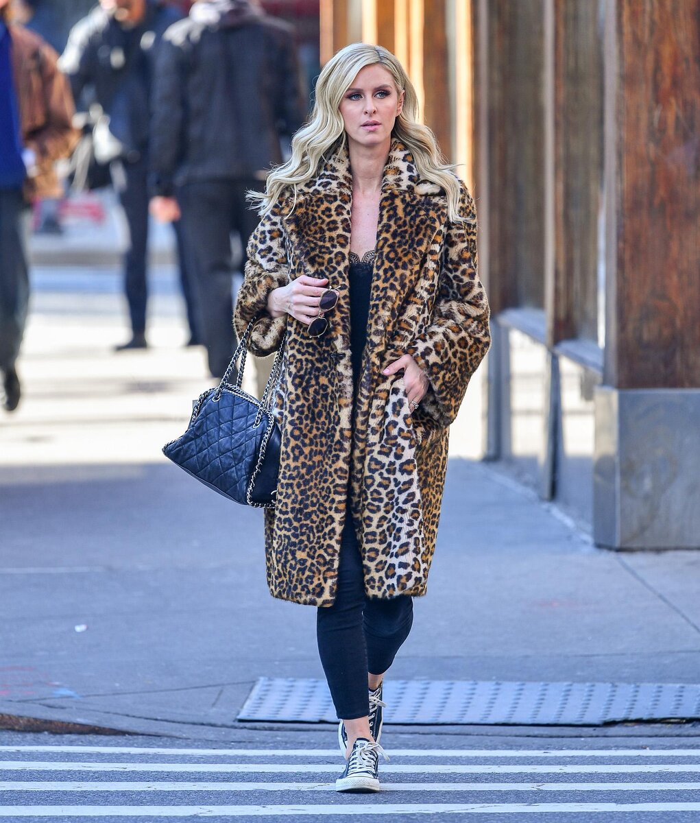 Одним из самых ярких аксессуаров в ее коллекции сумок была особая сумка, о которой говорил весь мир моды. Эта сумка, которую она гуляла каждый день, имела способность превращать самый простой образ в один из самых стильных и модных.