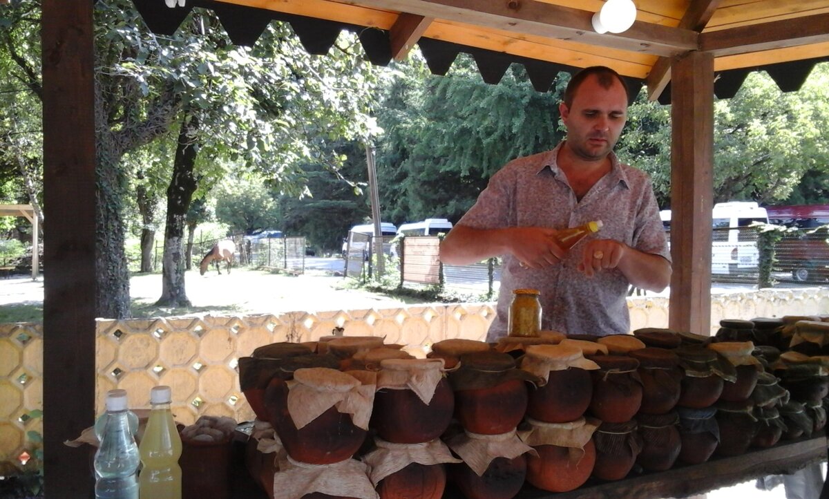 Абхазия. Местные торговцы (фото из открытых источников).