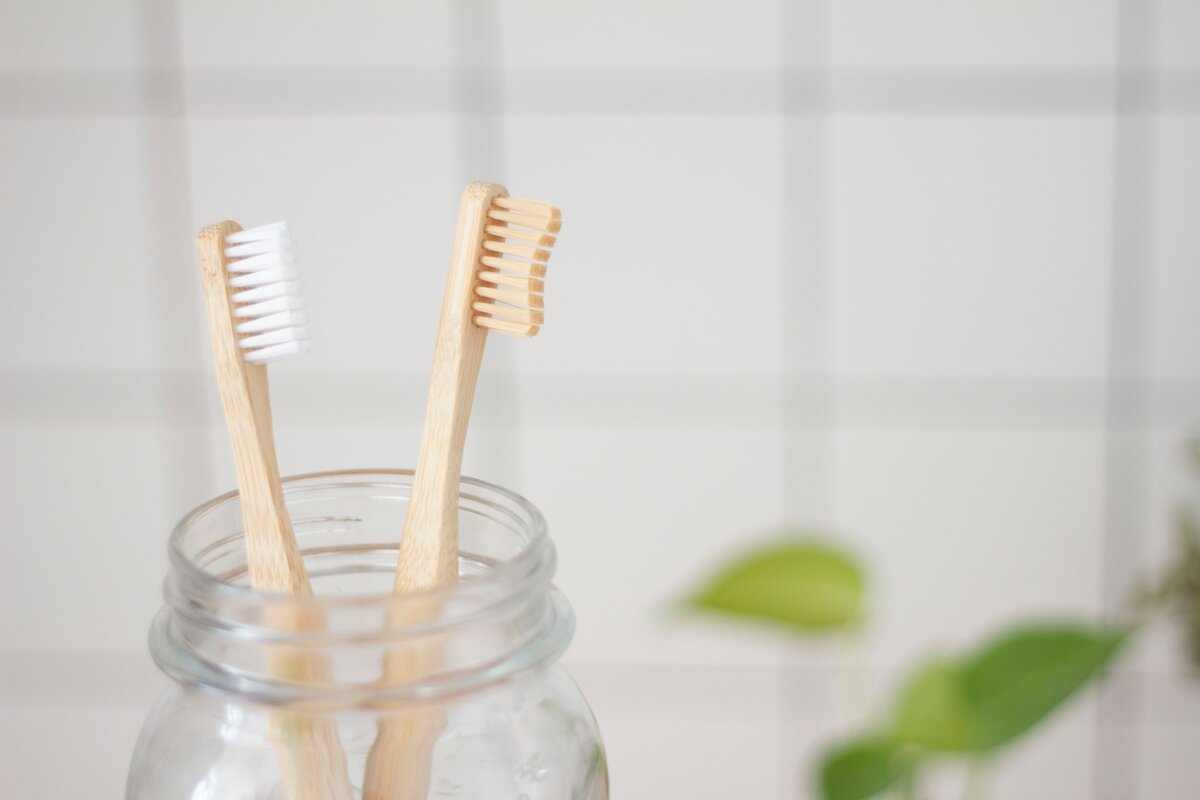    Зубную щетку следует вытирать после каждого применения, после чего надевать на нее колпачок для защиты от бактерий и пылиUnsplash