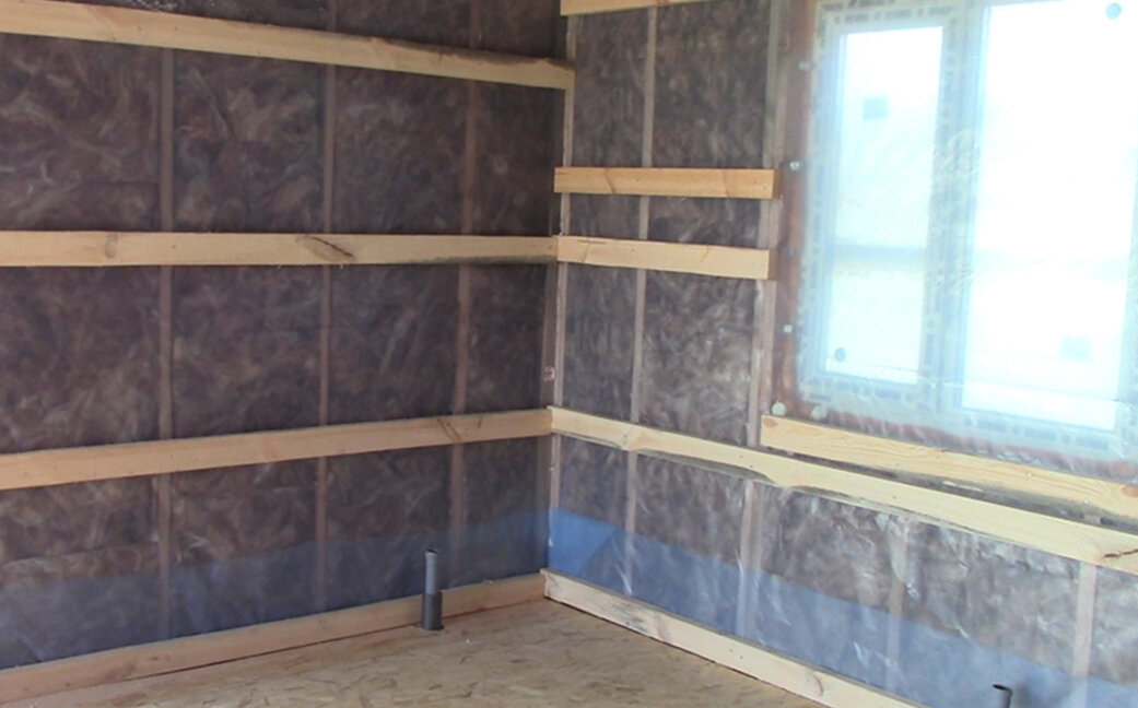 Утепленная стена и закрытая пленкой