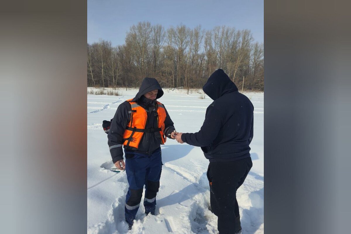  📷    Толщина льда на Сакмаре в районе пр. Бр. Коростелевых в Оренбурге составляет почти 70 см Андрей Севостьянов