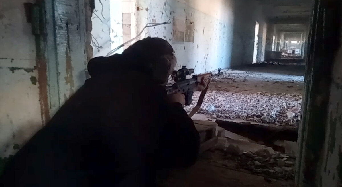 Иногда удается немного пострелять, под присмотром бойцов.