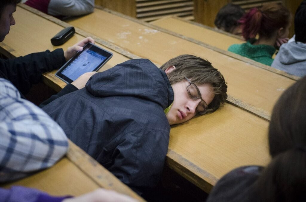    Сонный студент на первых парах — скорее правило, чем исключение / © photoby.ru