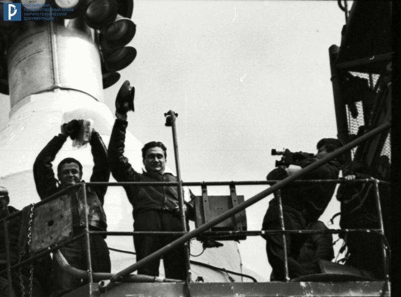 Космонавты В.Н. Волков, А.В. Филипченко перед посадкой в космический корабль «Союз-7». РГАНТД. Арх. № 0-553.