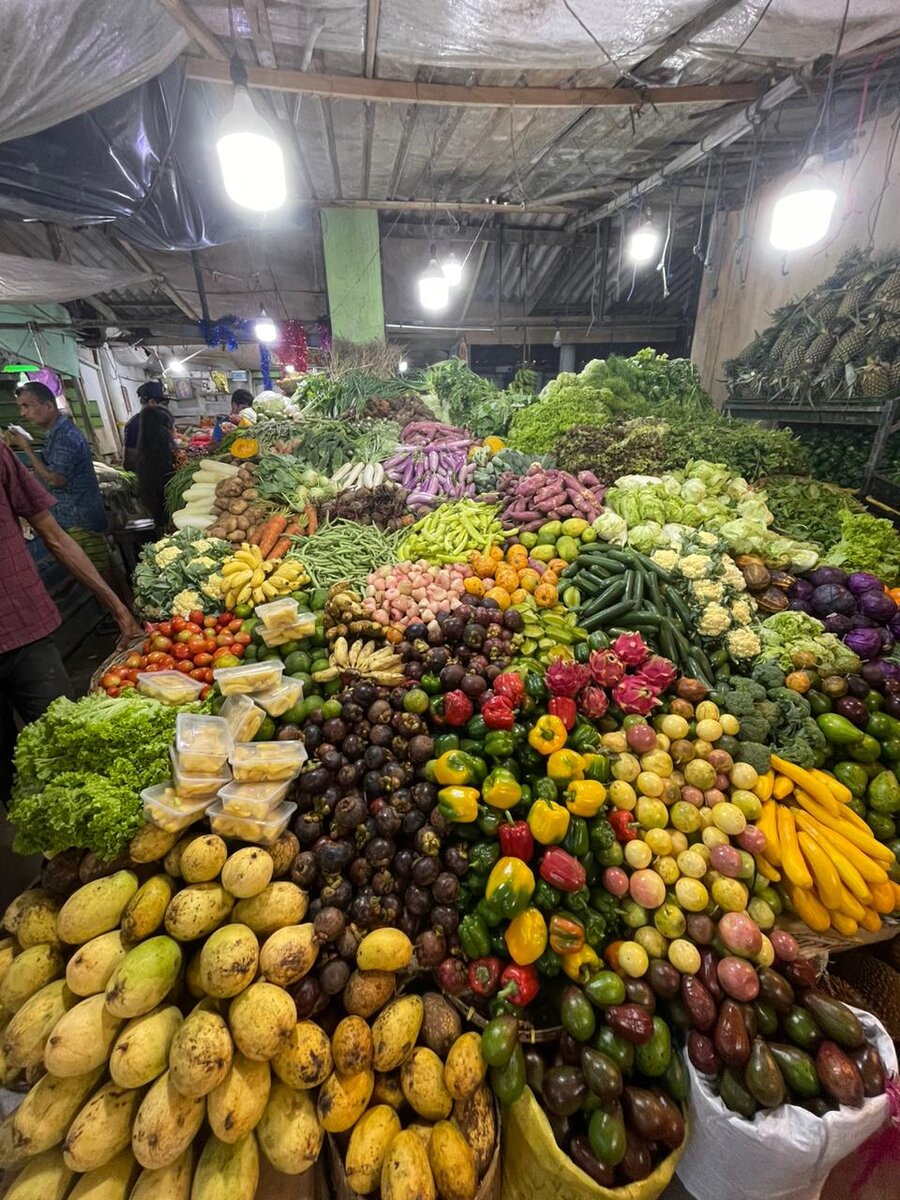 Несмотря на изобилие торговых точек, не всегда фрукты и овощи дешевые, практически каждый день цены меняются в основном в большую сторону , а также в зависимости от сезона созревания.