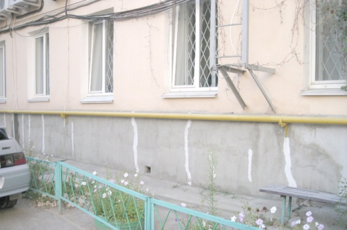    Омская госжилинспекция обследуют дом с трещиной в Старом Кировске