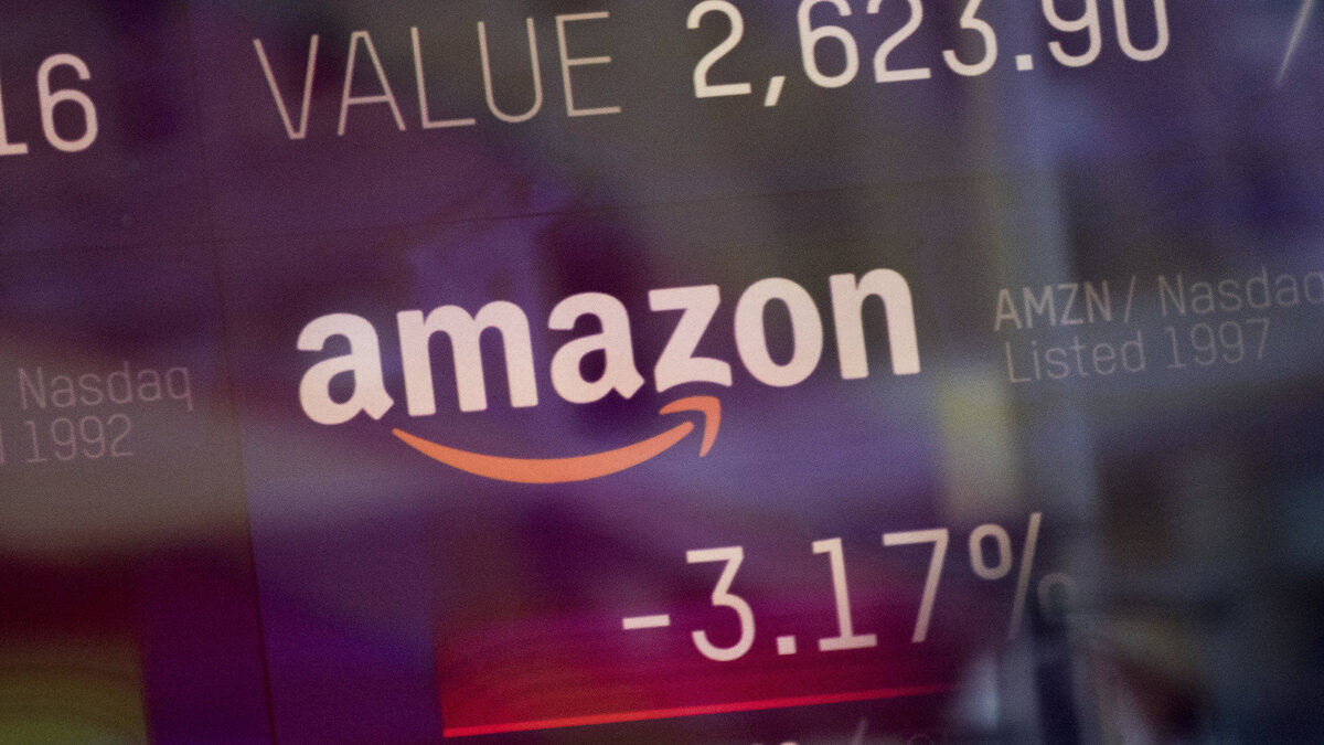    %Индекс торговли компании Amazon, показанный на информационной панели биржи NASDAQ. 9 февраля 2018© РИА Новости . Джина Мун